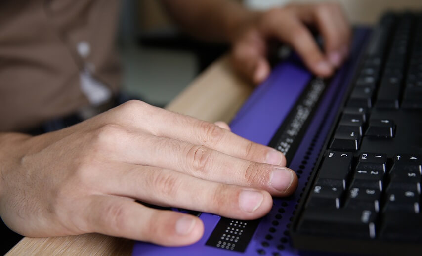 How Do Blind People Use Computers Thewall fyi How Do Blind People Use Computers Thewall fyi